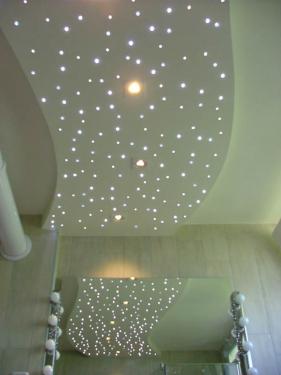 Hull�m vonal� csillagos �gbolt spotokkal, f�rd�szob�ban