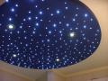 LED csillagos �gbolt izz�kkal, s�t�tk�k alapon, f�rd�szob�ban