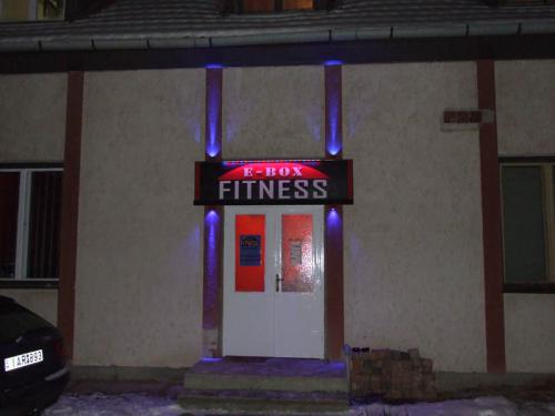 Rekl�mt�bla megvil�g�t�s k�k �s lila flexibilis LED szalagokkal