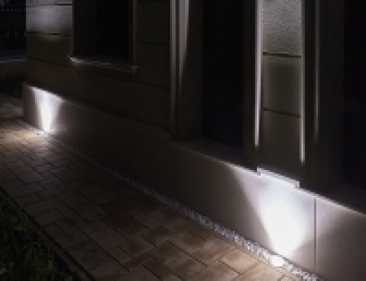 Homlokzatmegvilágítás kis világítási szögű spotokkal