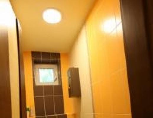 A WC LED-es mennyezeti mélysugárzó világítással
