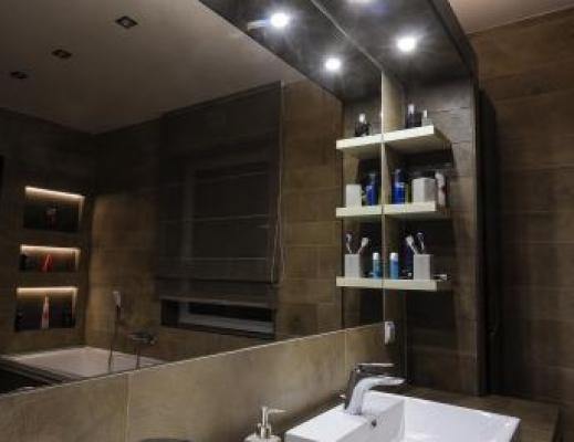 LED világítás a mosdóknál - A tükörben a kád melletti LED világítás látszik a polcokba rejtve
