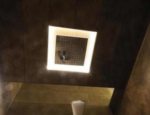 LED világítás az esőztető zuhanyfejben is