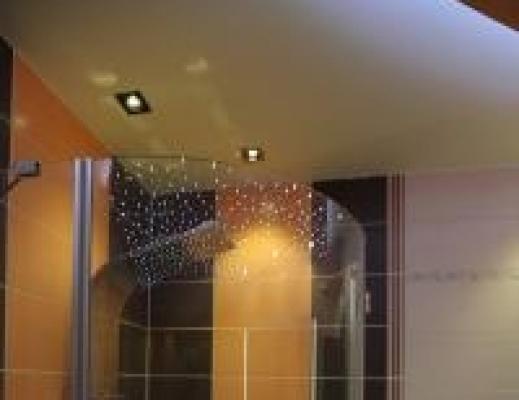 LED-es csillagos égbolt fürdőszobában