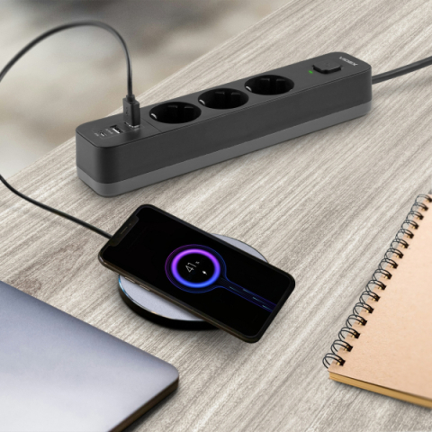 Videx Oncord fekete színű 3-as hosszabbító kapcsolóval, 3m-es kábellel, 2 x USB + 1 x USB-C